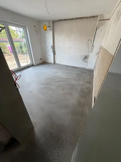 Zimmer mit vorbereiteter Estrichfläche für den neuen Bodenbelag
